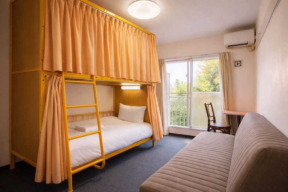 WESTERN, SINGLE, SHARED BATHROOM