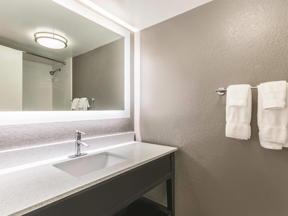 La Quinta Inn & Suites by Wyndham Virginia Beach 43/46