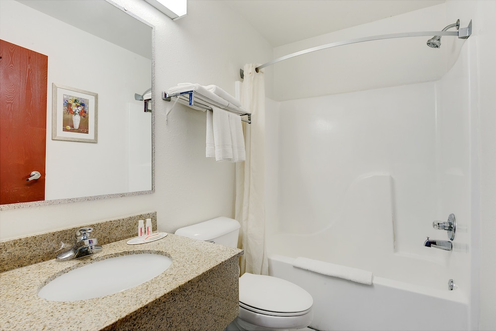 Quality Inn South Indianapolis, IN 11/35