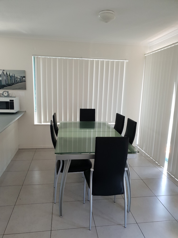 Bayviews and Harbourview Holiday Apartments 12/17