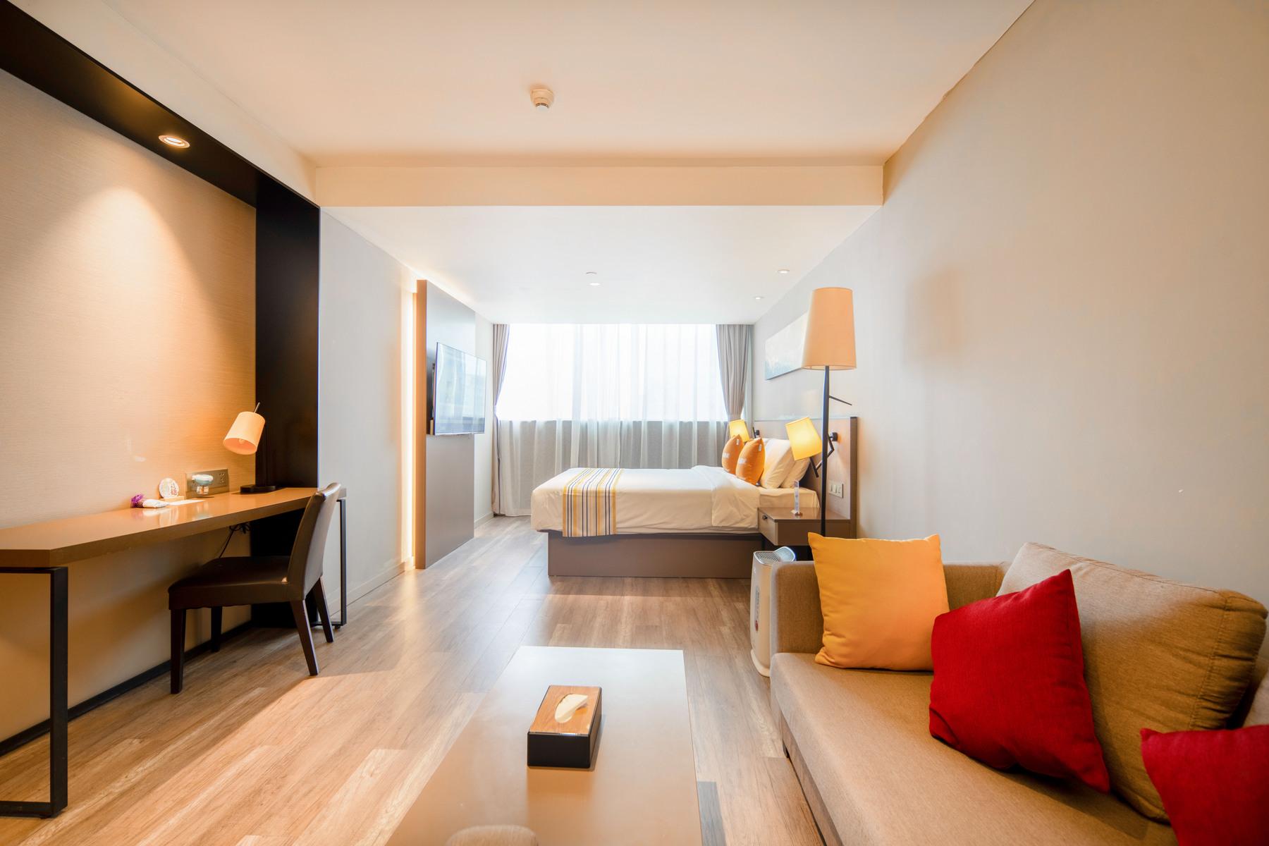 Home Inn Plus (Wuxi Zhongshan Road Shenglimen Metro Station) 32/57