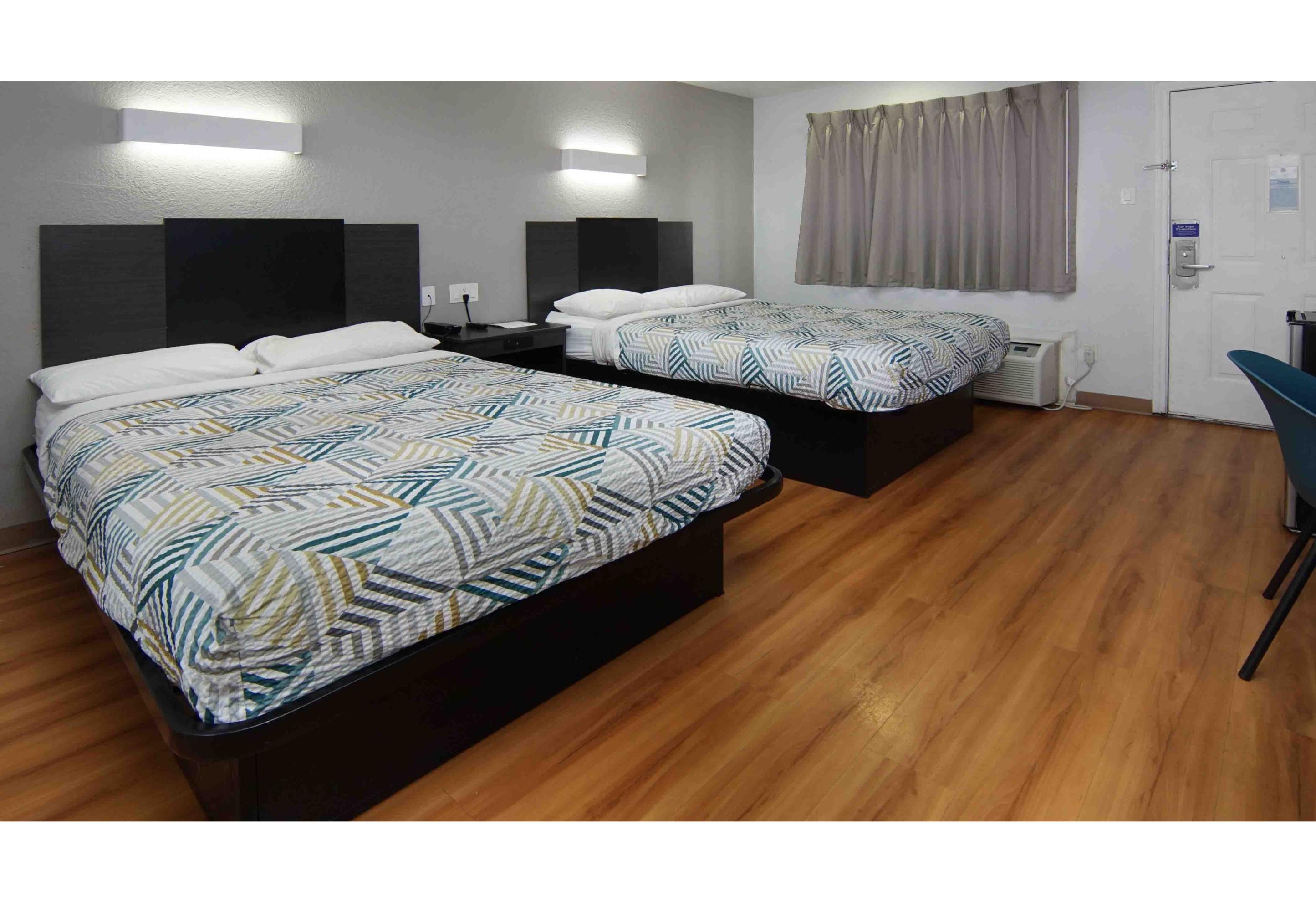 2 Queen Beds - Mob Acc RI Shwr Nsmk Micfridg, Motel6 Red Oak, TX - Dallas 2/6