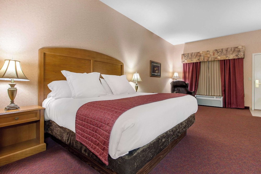 غرفة قياسية بسرير كينج، Norfolk Lodge Suites Ascend Hotel Collection 4/10