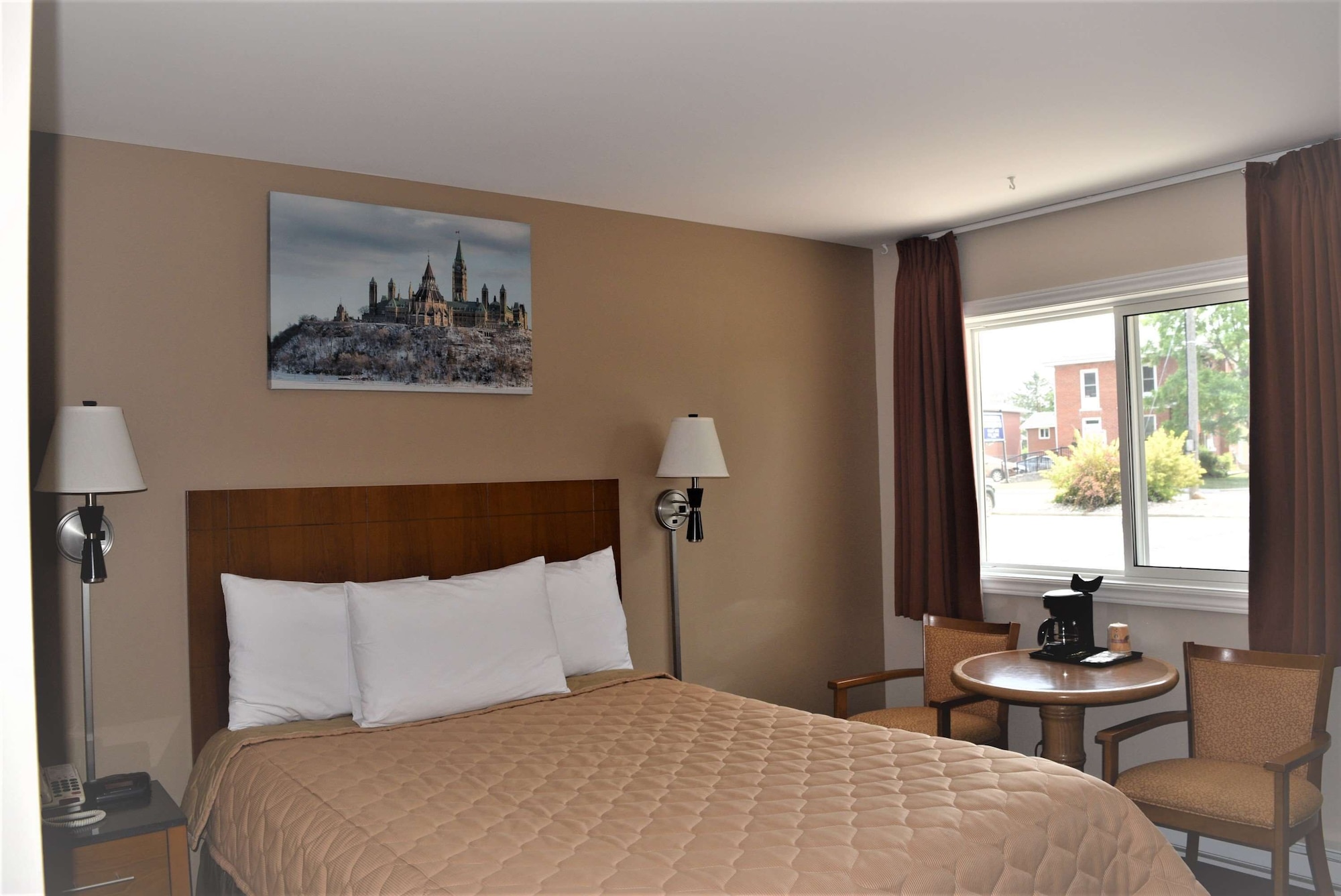 غرفة بسرير كوين، Knights Inn Arnprior 2/5