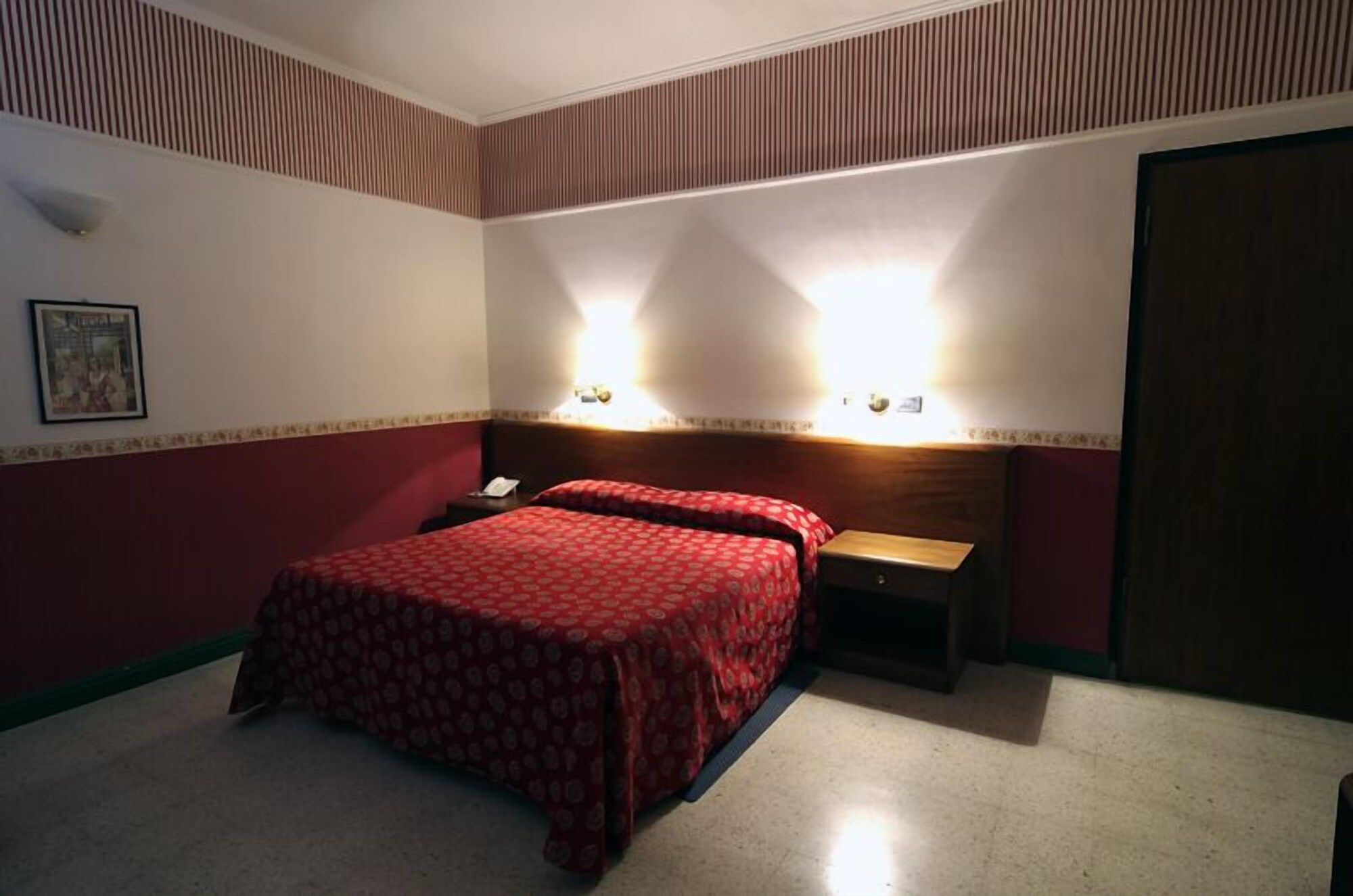 ROOM, DOUBLE OR TWIN BED