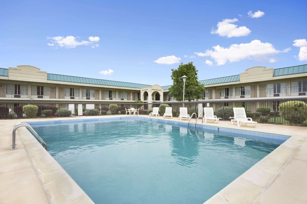 Days Inn by Wyndham Emporia 1/16