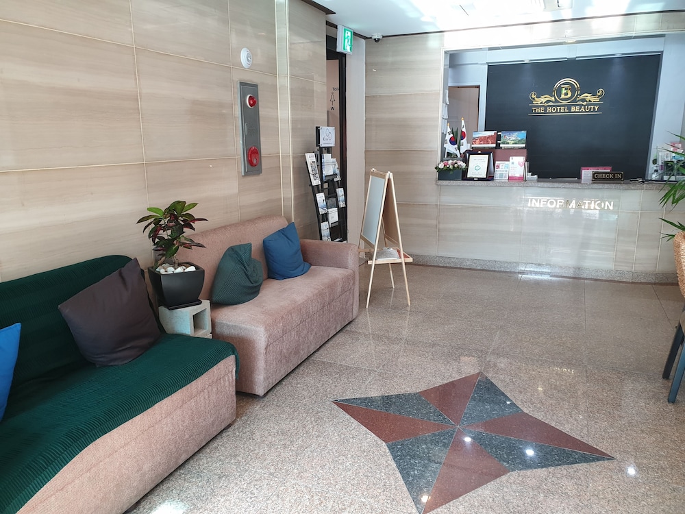 The Beauty Hotel 17/24