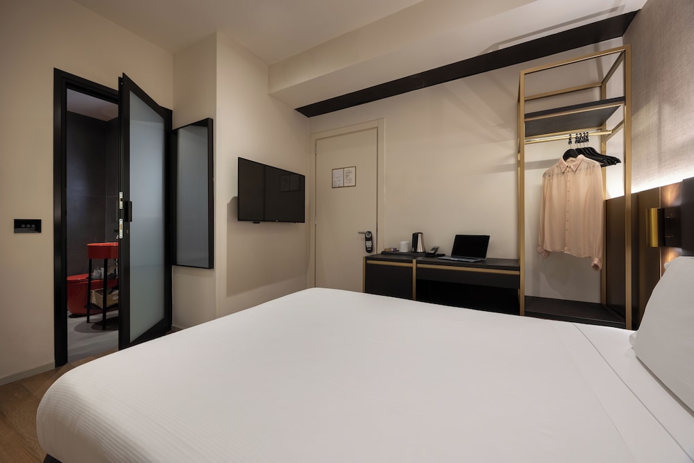 ROOM, SINGLE