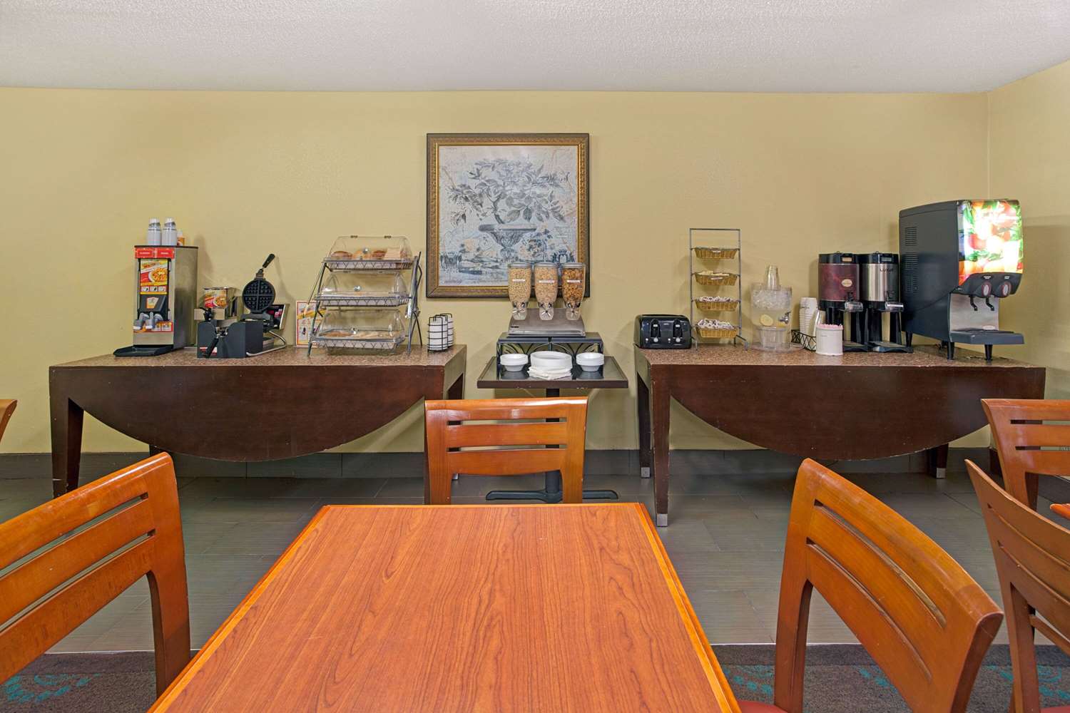 Microtel Inn and Suites by Wyndham Atlanta Airport 19/25
