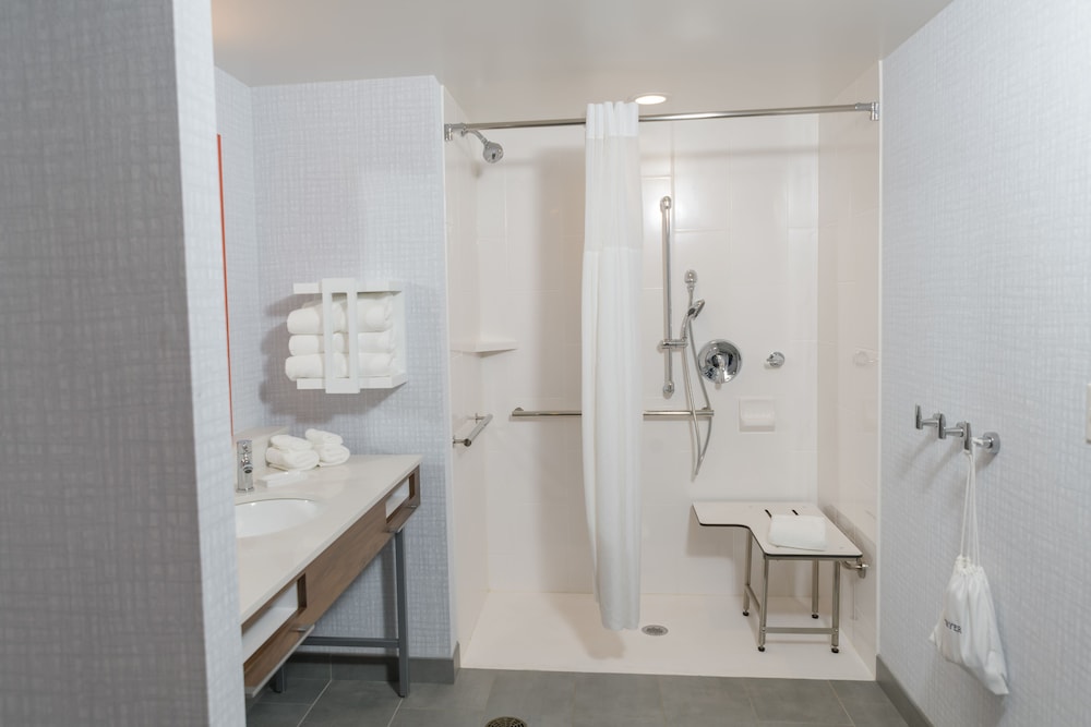 Hampton Inn & Suites Erie Bayfront 17/54