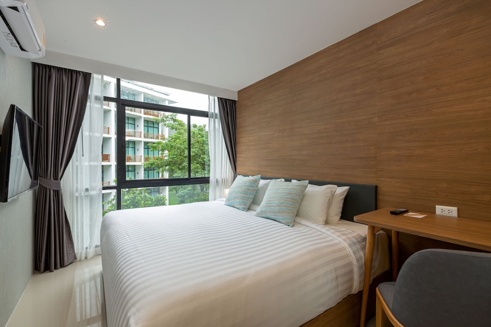 FAMILY SUITE, MULTIPLE BEDS, BATHTUB