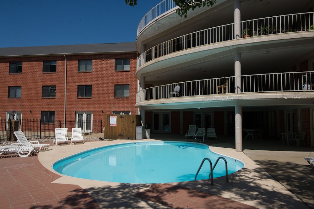 Ramada By Wyndham Topeka Downtown Hotel And Convention Center 3/36
