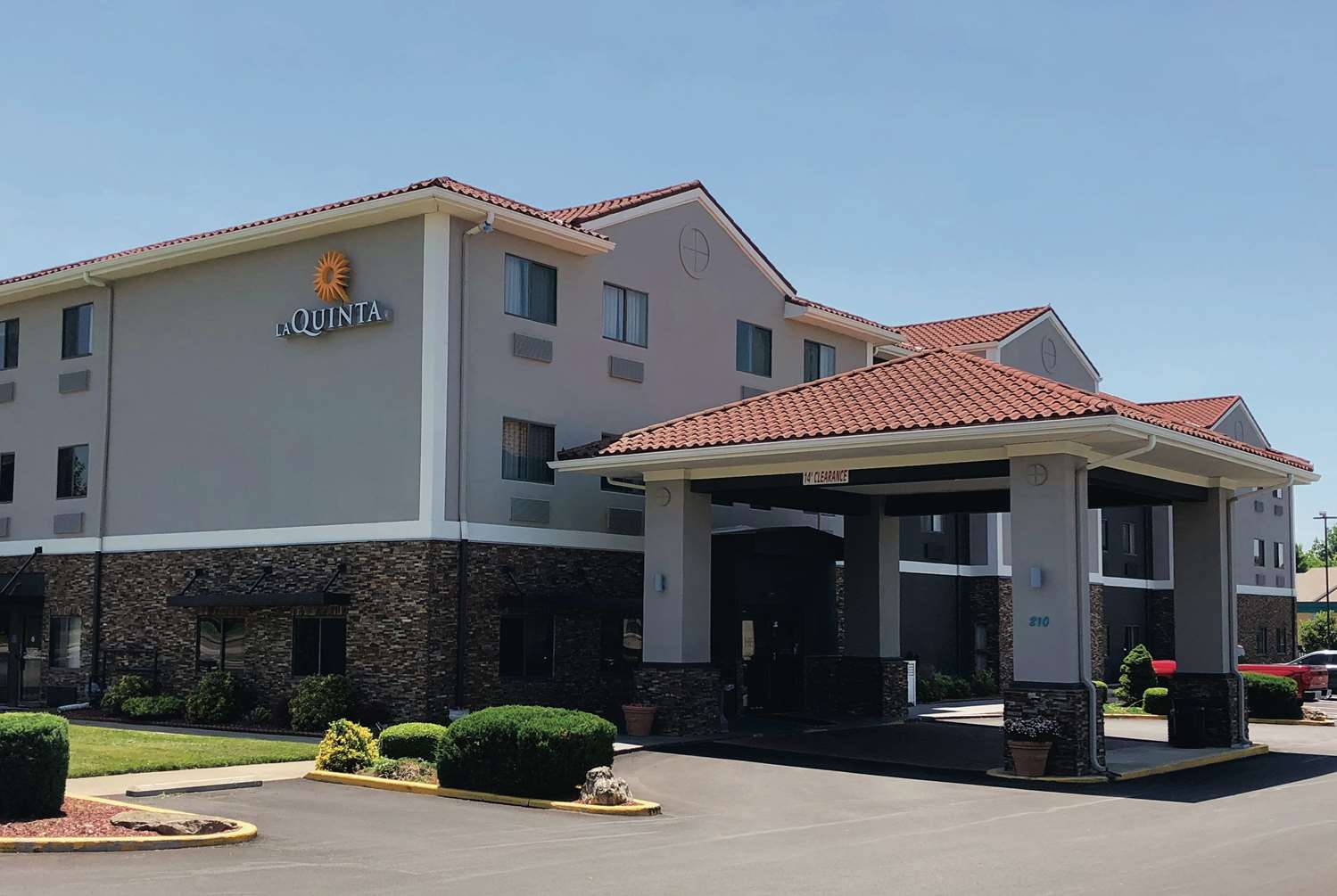 La Quinta Inn & Suites by Wyndham Elizabethtown 1/17