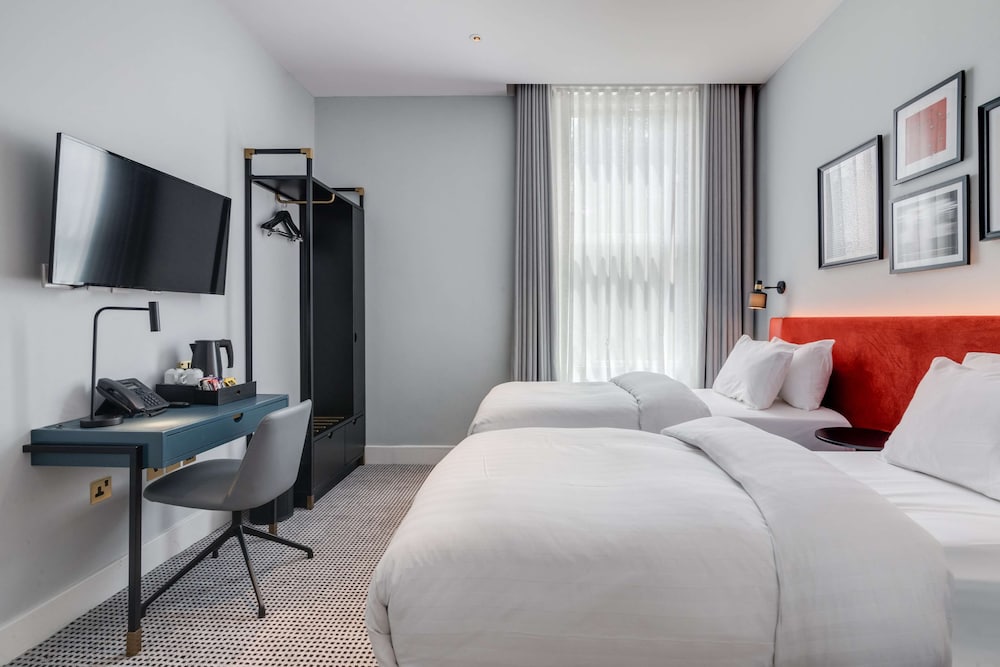 SUPERIOR, QUEEN BED, SOFA
