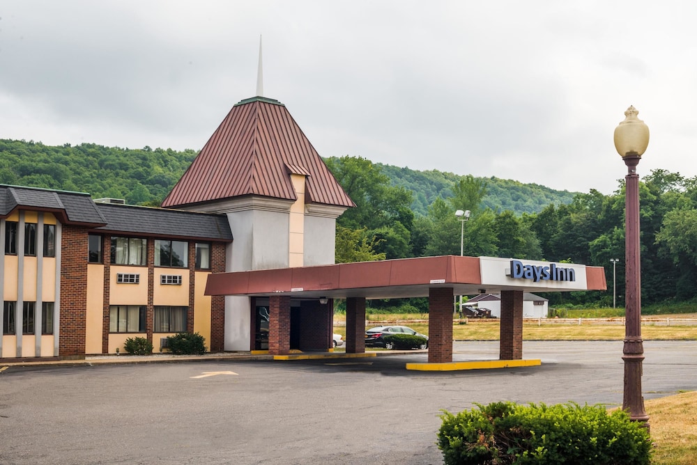 Days Inn By Wyndham Berlin Meriden 1/27