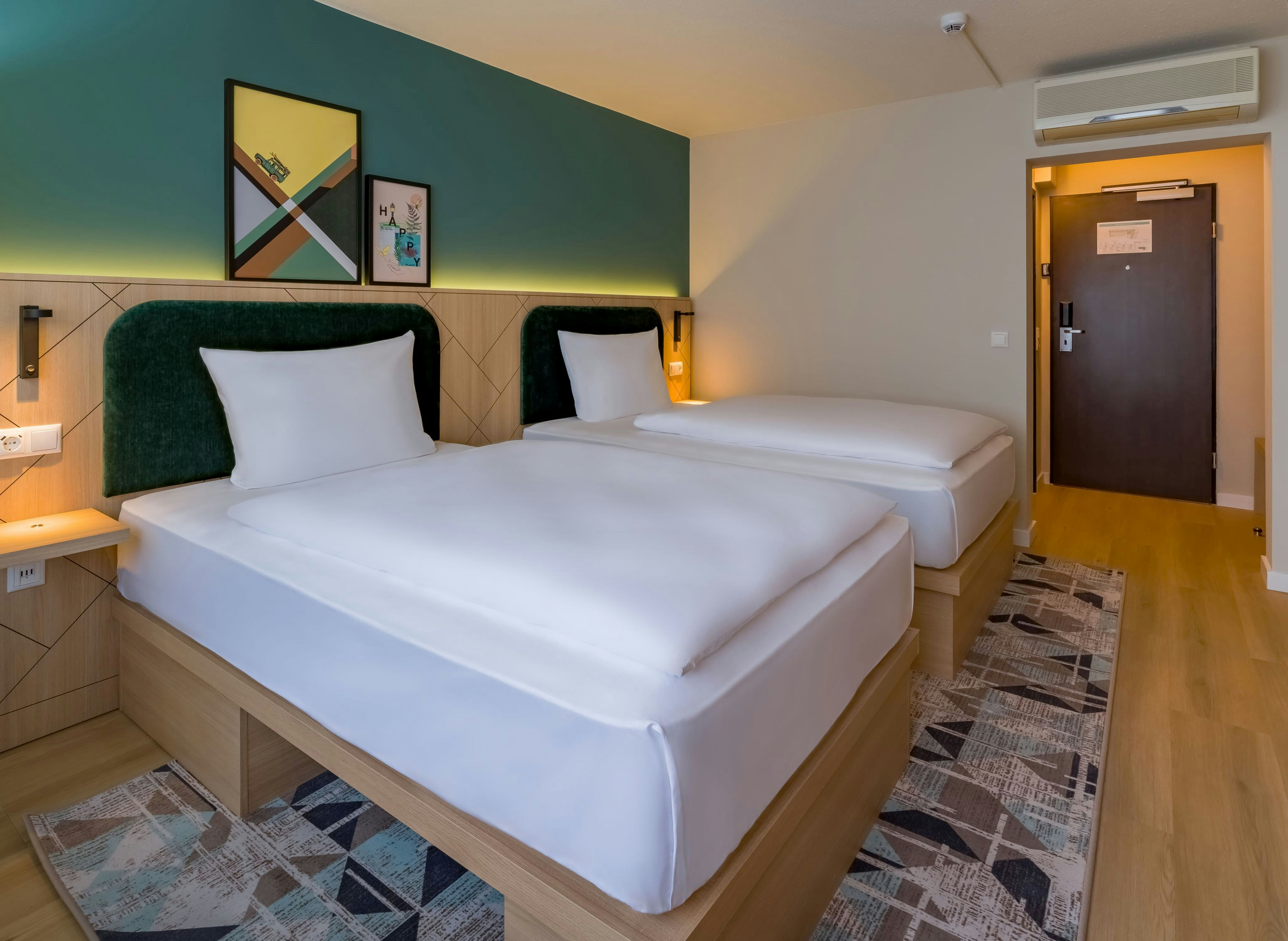 ROOM, TWIN BEDS