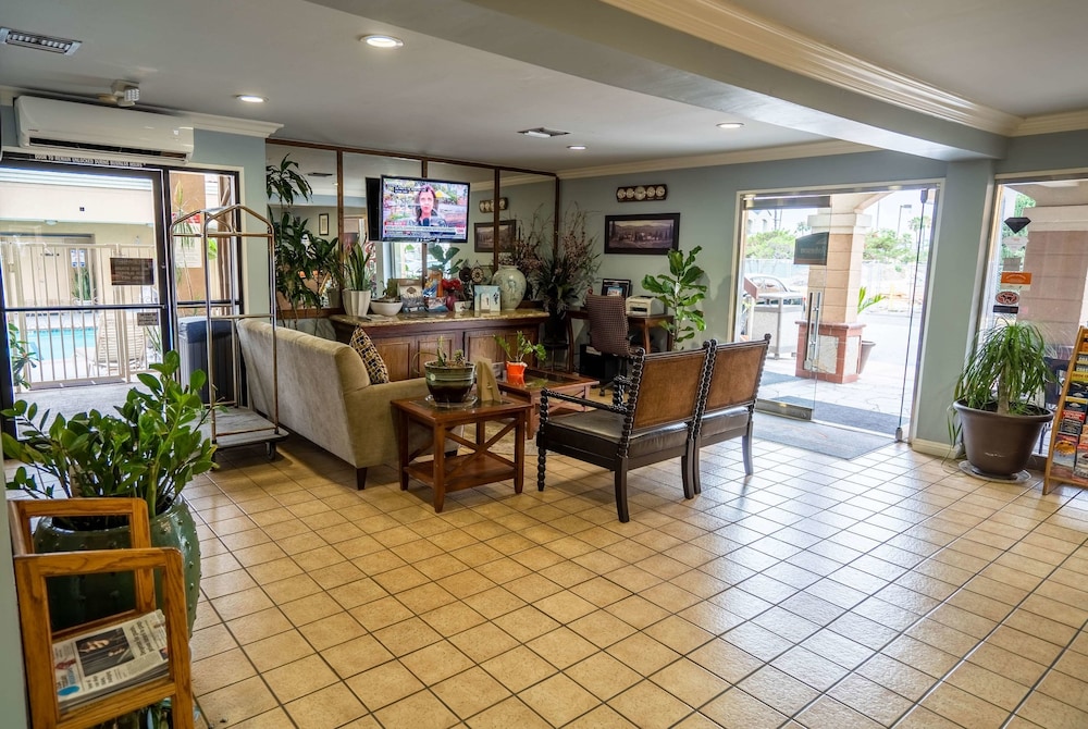 Howard Johnson By Wyndham Buena Park 24/34