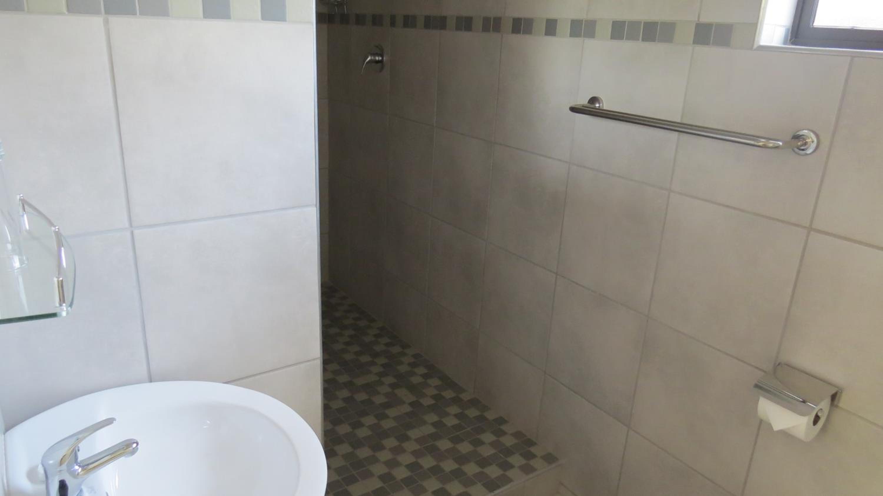 Villa Strada Guesthouse and Conference Venue 13/16