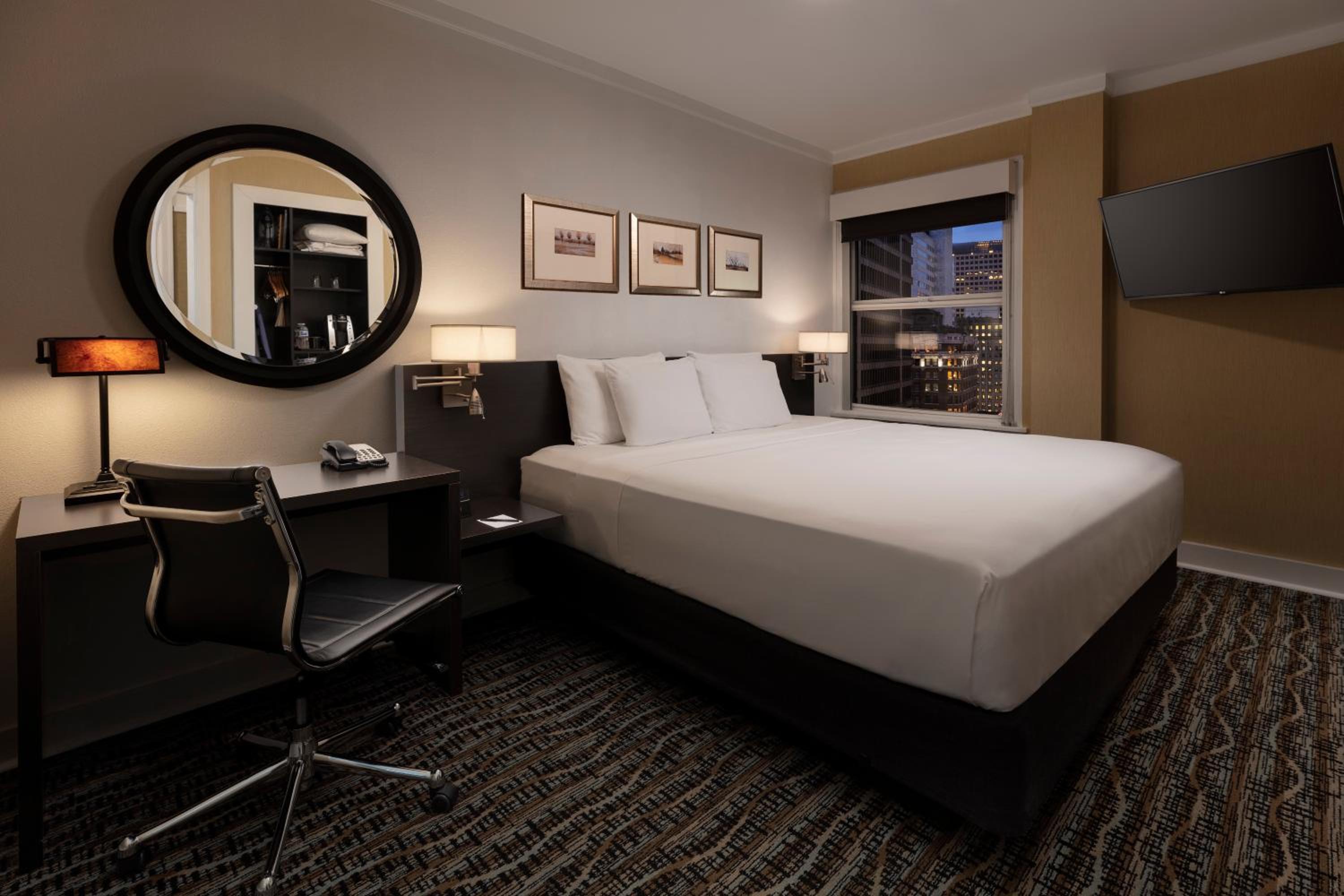 DELUXE, QUEEN BED