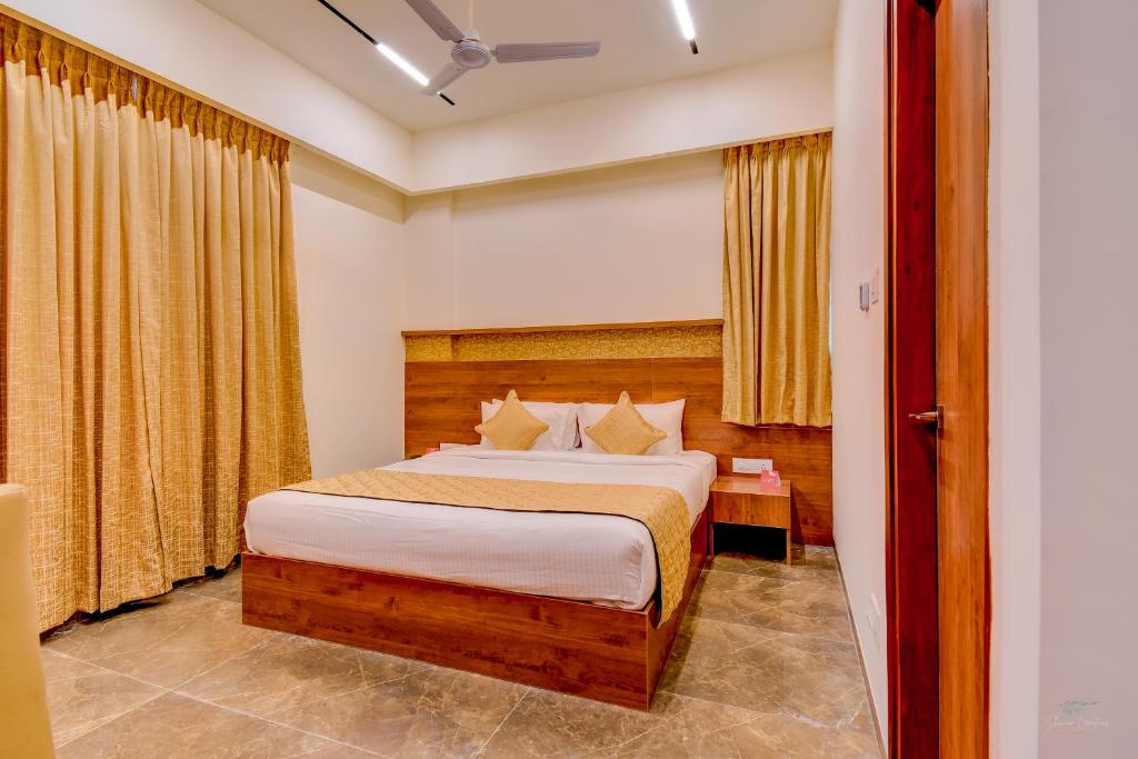 Deluxe, King Bed
