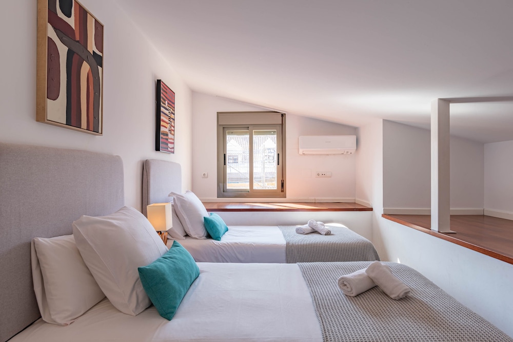 2 Bedrooms, Duplex, Queen and Twin Beds, Sofa