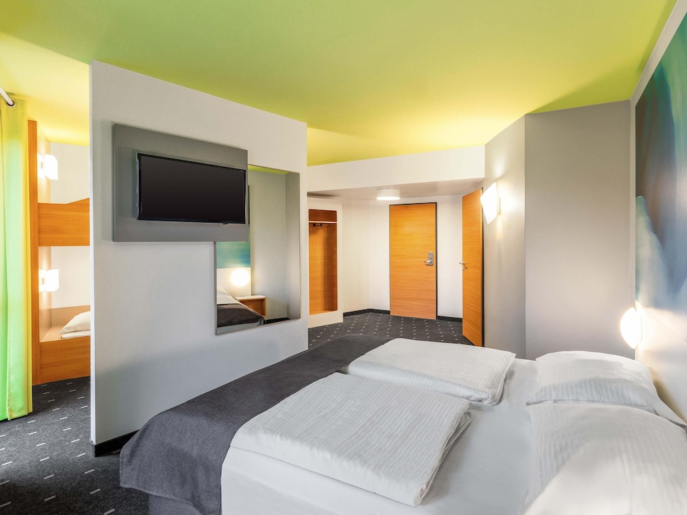 غرفة رباعية بسرير كوين وسرير بطابقين، B&B Hotel Krefeld 2/7