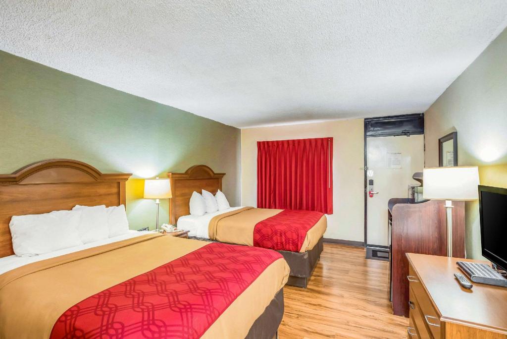 Upgrade, 2 Queen Beds, Smoking