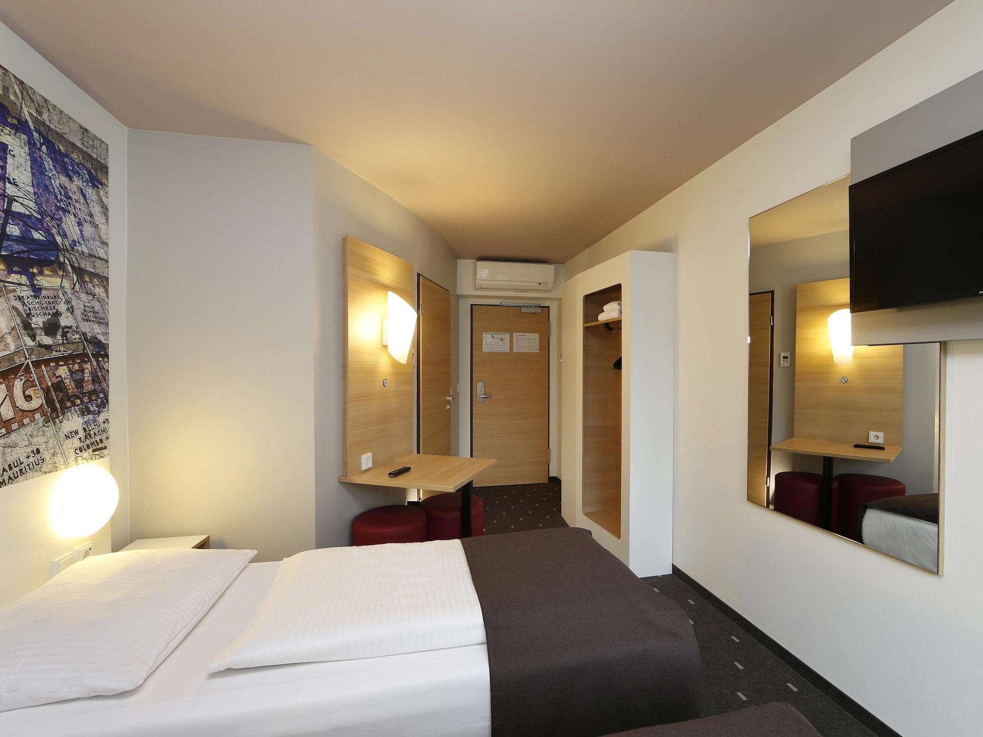 ROOM, DOUBLE OR TWIN BED