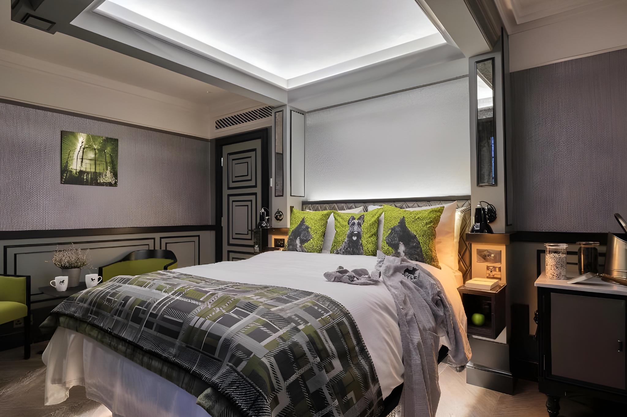 Feature, King Bed, Double and Twin Beds
