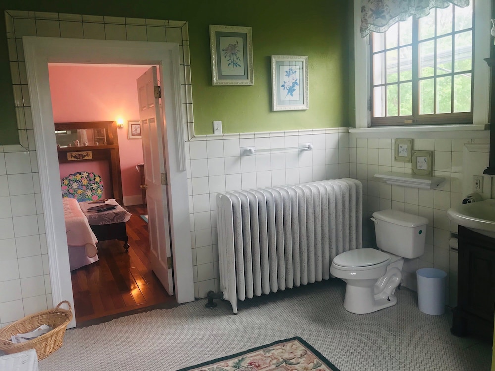 Six Acres Bed Breakfast 31/33