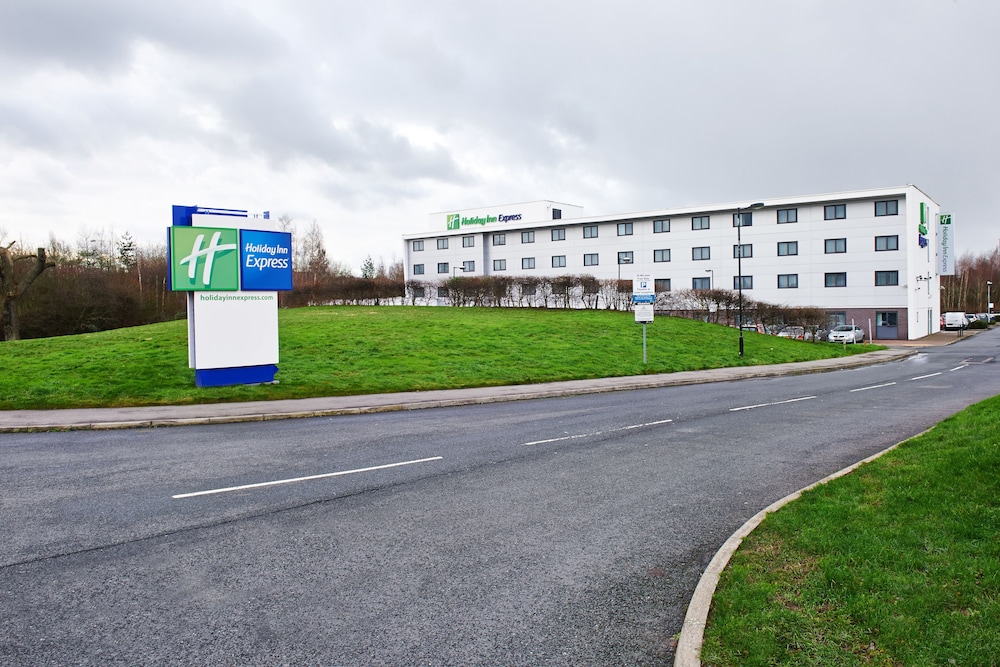 Holiday Inn Express Manchester Airport 68/74