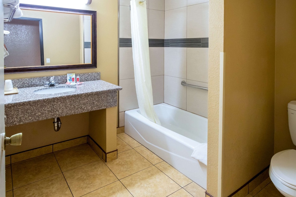 Econo Lodge Inn & Suites Fallbrook Downtown 31/31