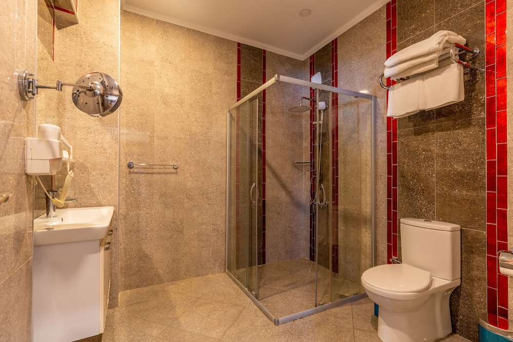 غرفة عائلية بسرير مزدوج وسريرين منفصلين بغرفتي نوم، AKKAN LUXURY HOTEL 7/9
