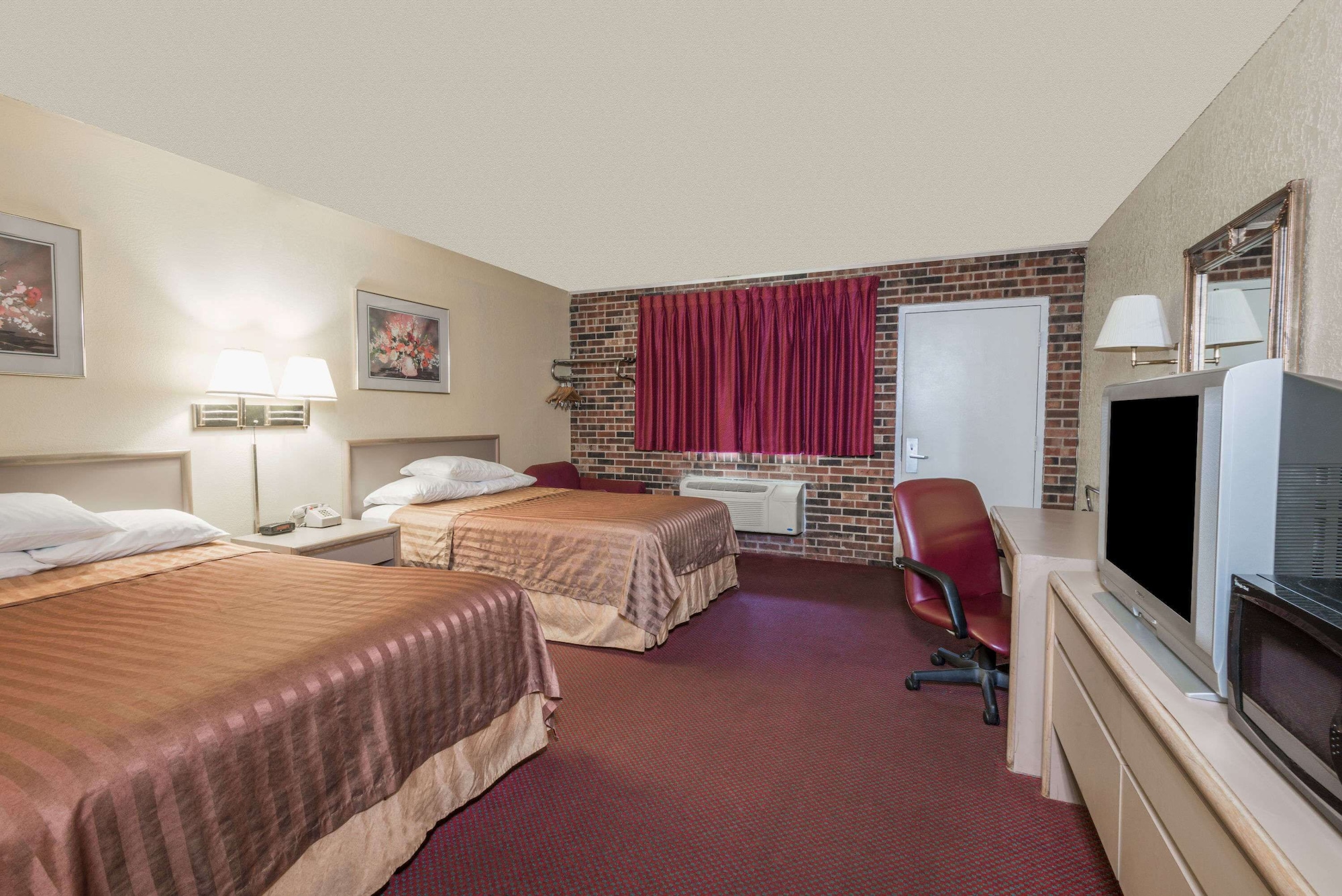 Efficiency, 2 Double Beds, Smoking