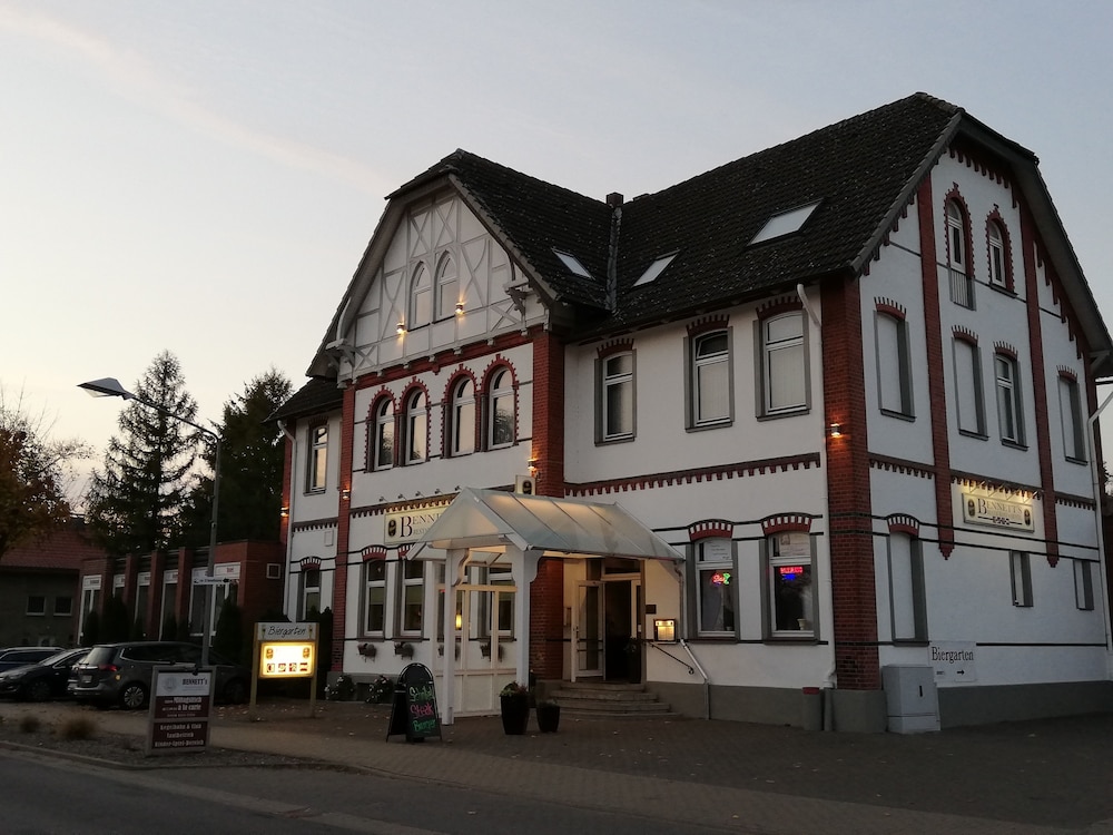 Bennett's Restaurant & Hotel 31/36