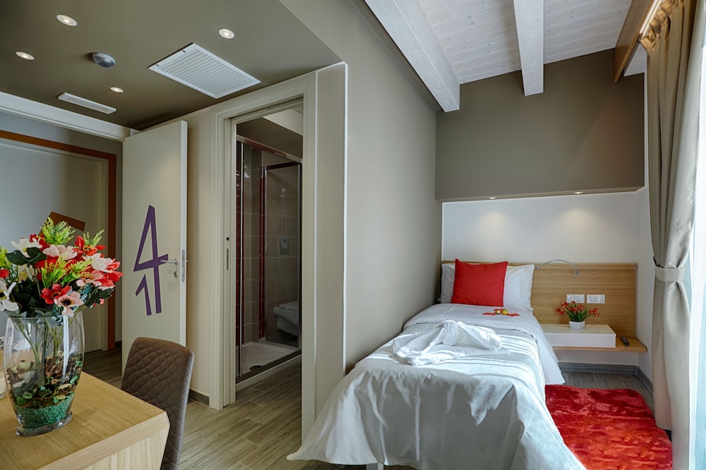 ROOM, TRIPLE