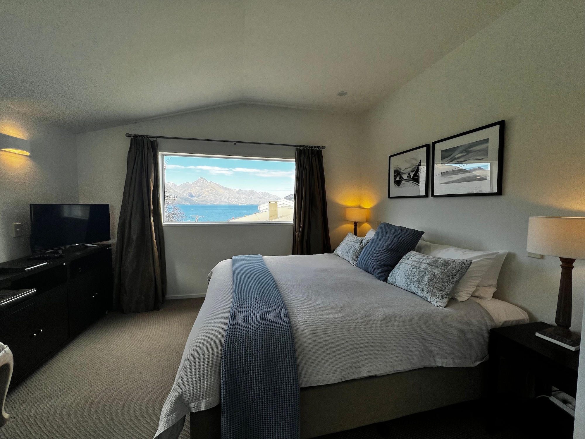 ROOM, DOUBLE OR TWIN BED, LAKE VIEW