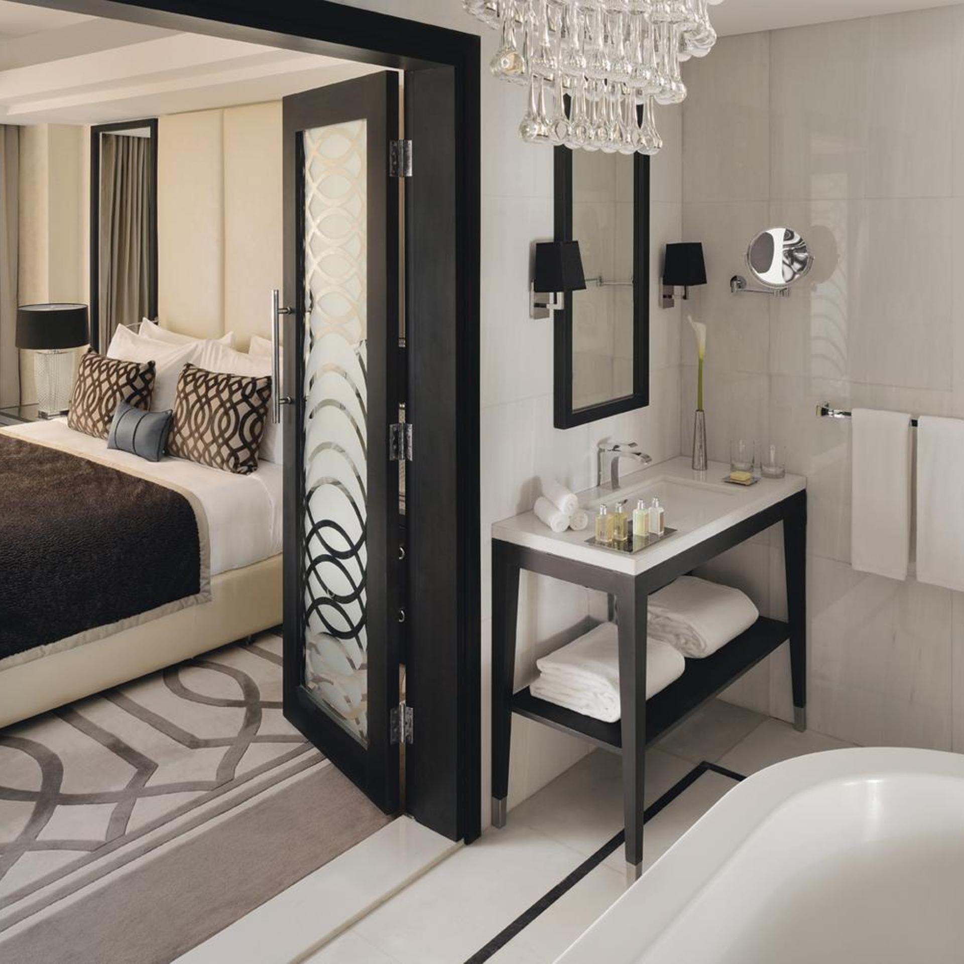 جناح ملكي بسرير كينج وسريرين كينج بغرفتي نوم، فوكو الرياض(voco Riyadh by IHG) 9/10
