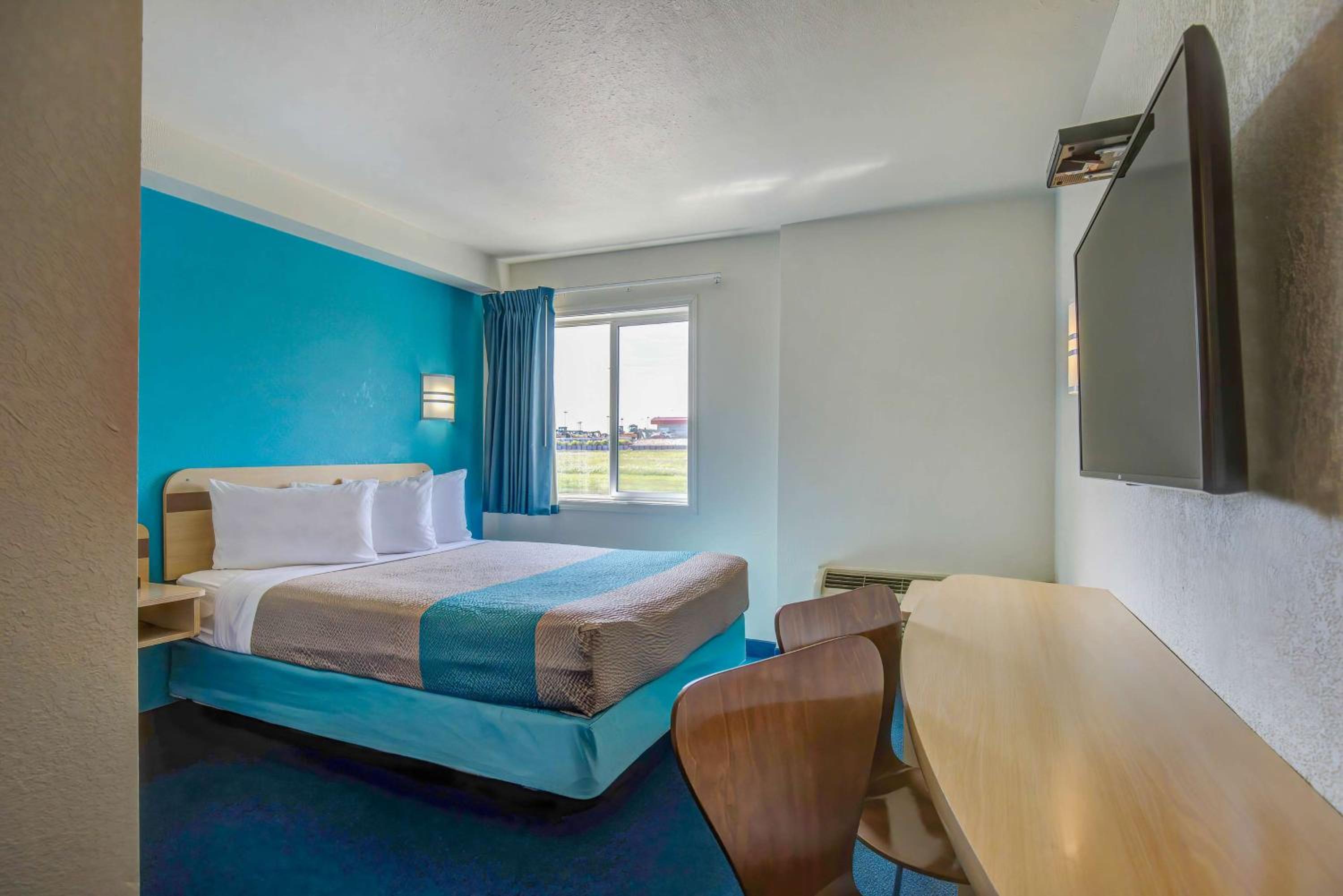 1 Queen Bed - Non-Smoking, Motel6 Grande Prairie, AB 3/7
