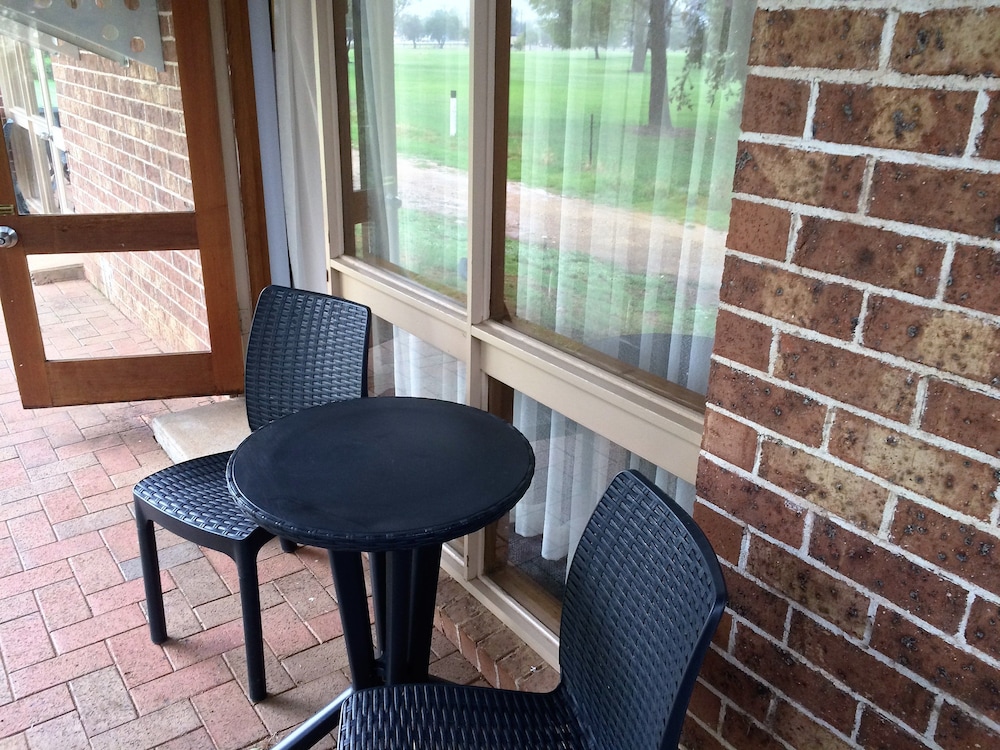 Town &amp; Country Motor Inn Forbes 29/30