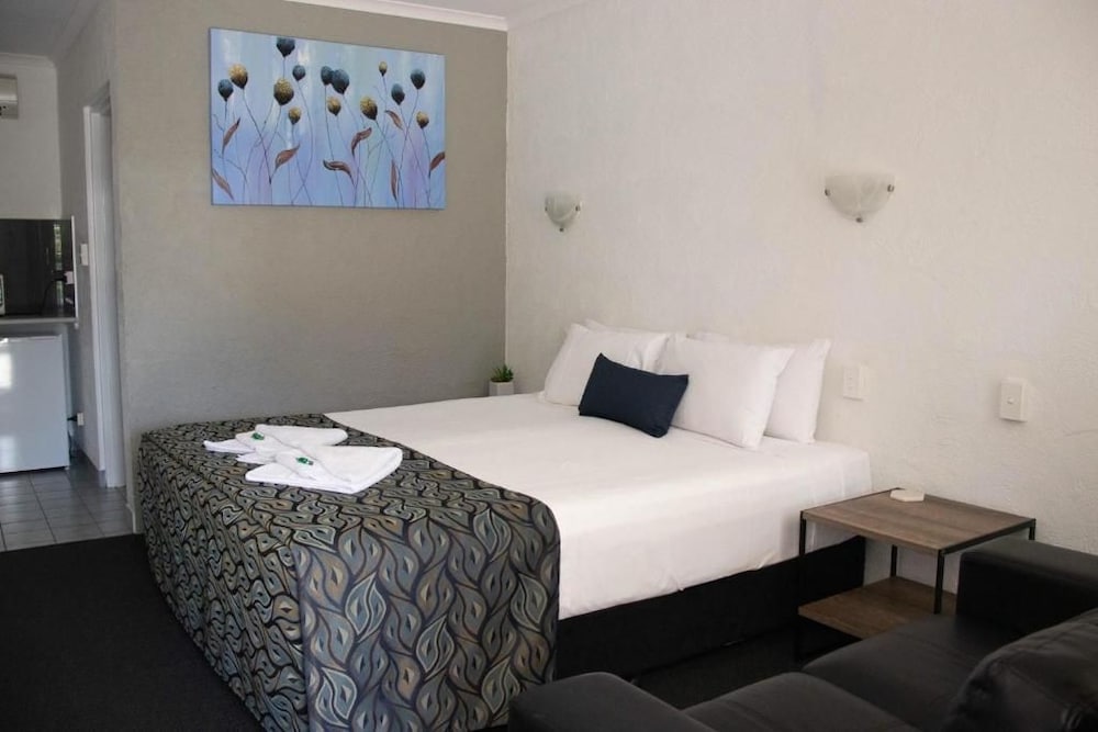 Bundaberg Spanish Motor Inn 12/33