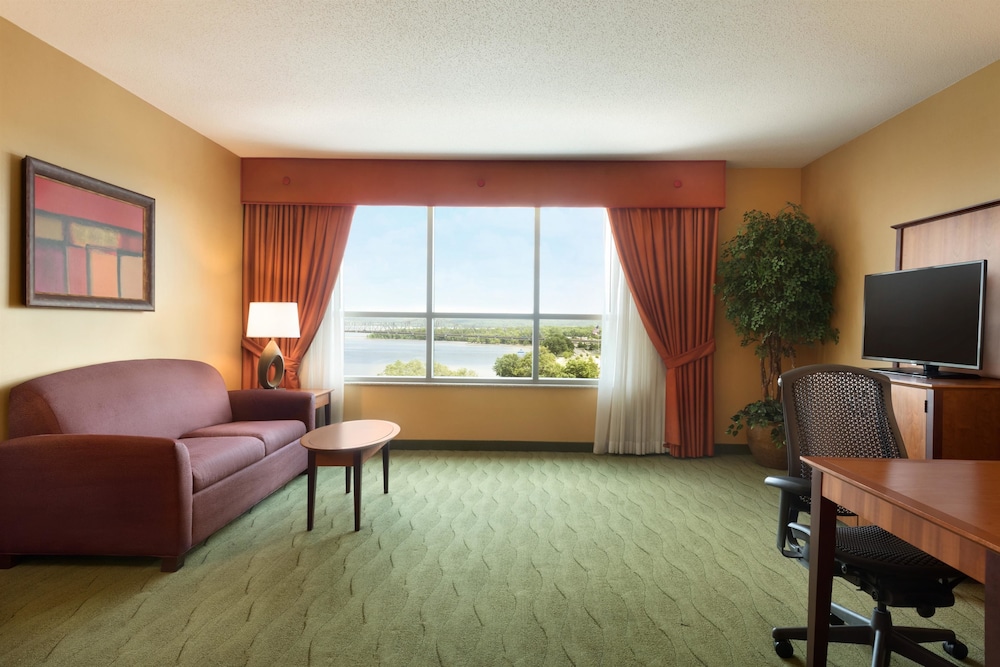 Embassy Suites By Hilton E Peoria Riverfront Conf Center 35/60