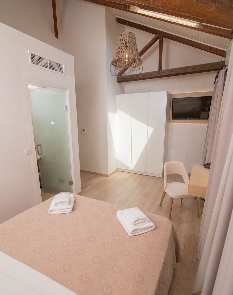 Panellinion Luxury Rooms 41/41