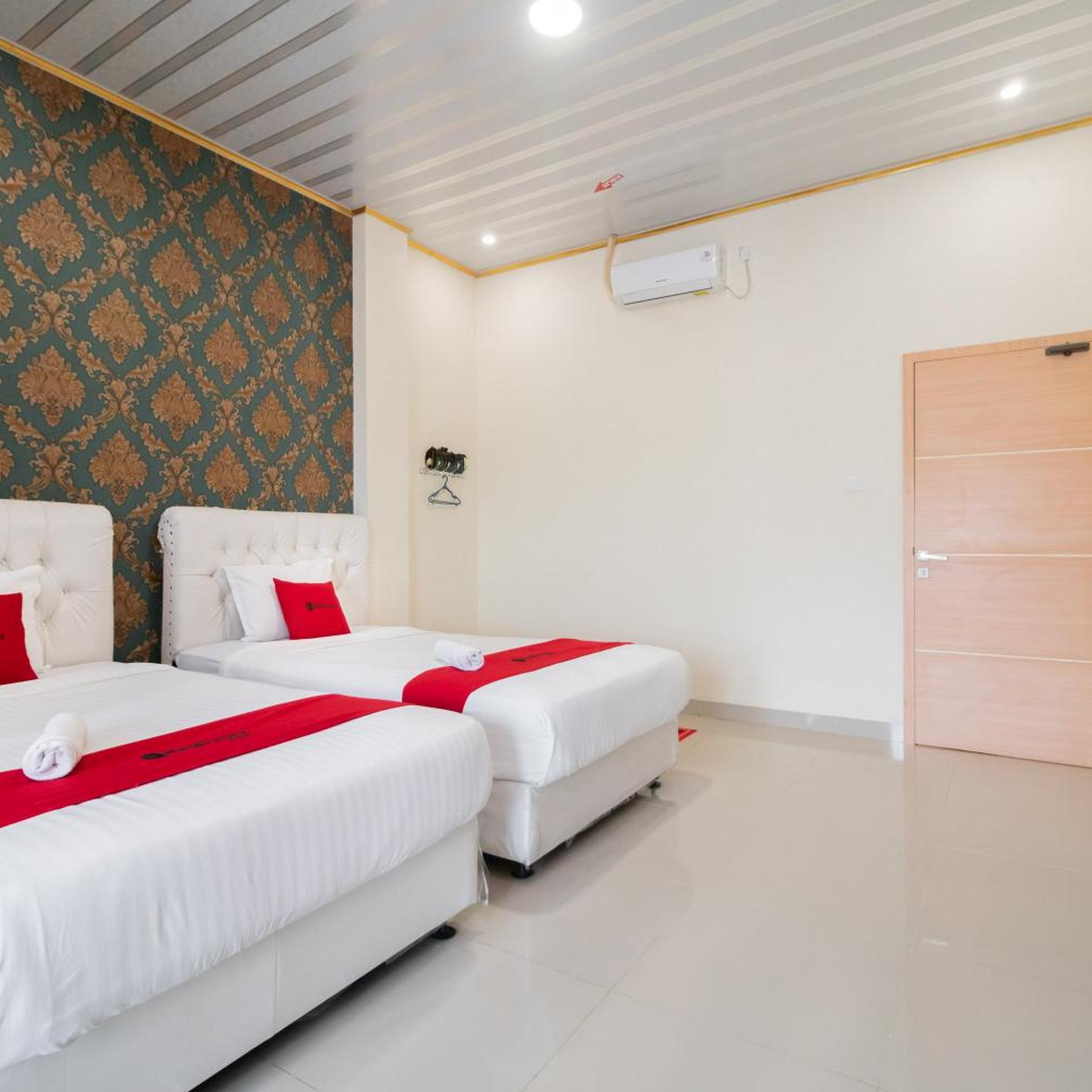 OYO 1648 Penginapan Three Joye 34/47