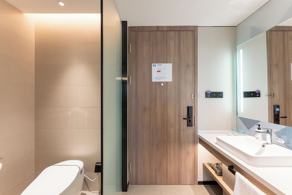 Holiday Inn Express Shanghai Jing'an Temple 48/50