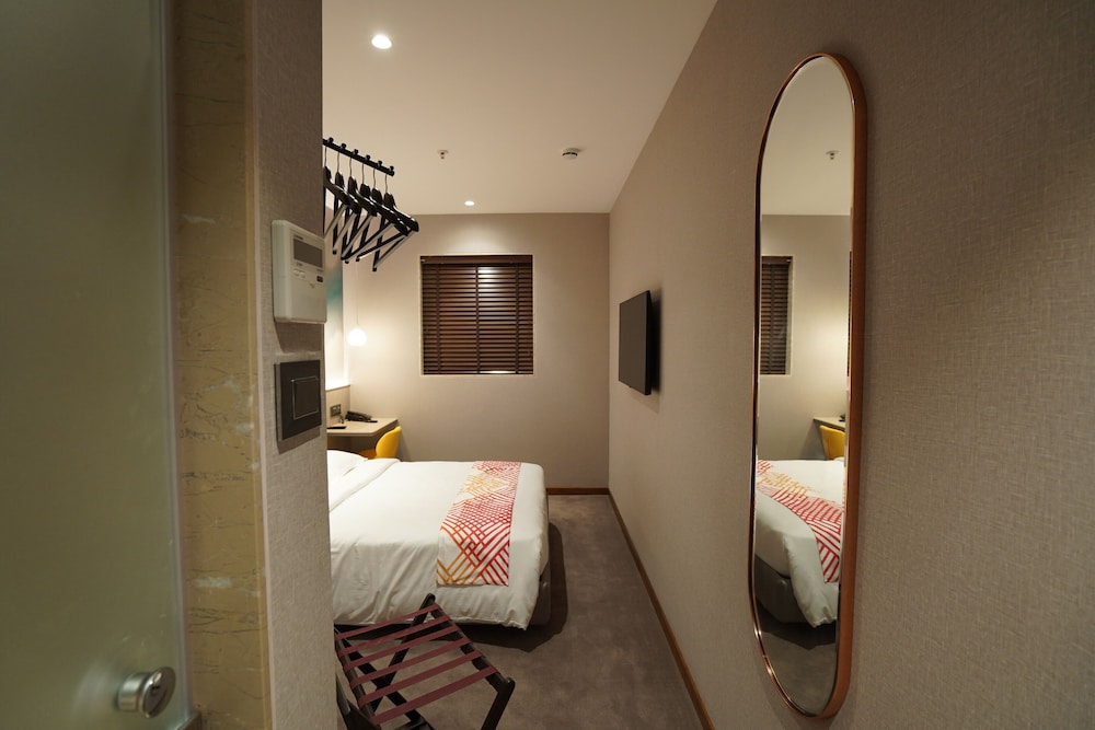 Ginger Mumbai Goregaon 24/40