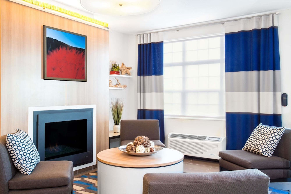 Microtel Inn and Suites By Wyndham Naples Vernal 28/50