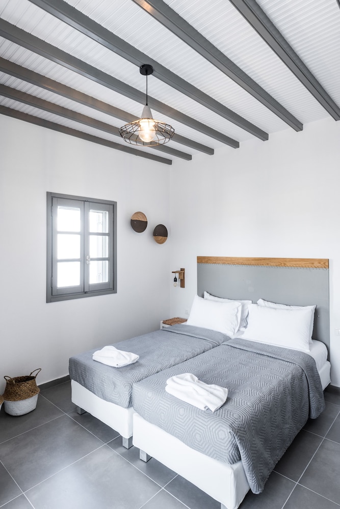 STUDIO, DOUBLE OR TWIN BED