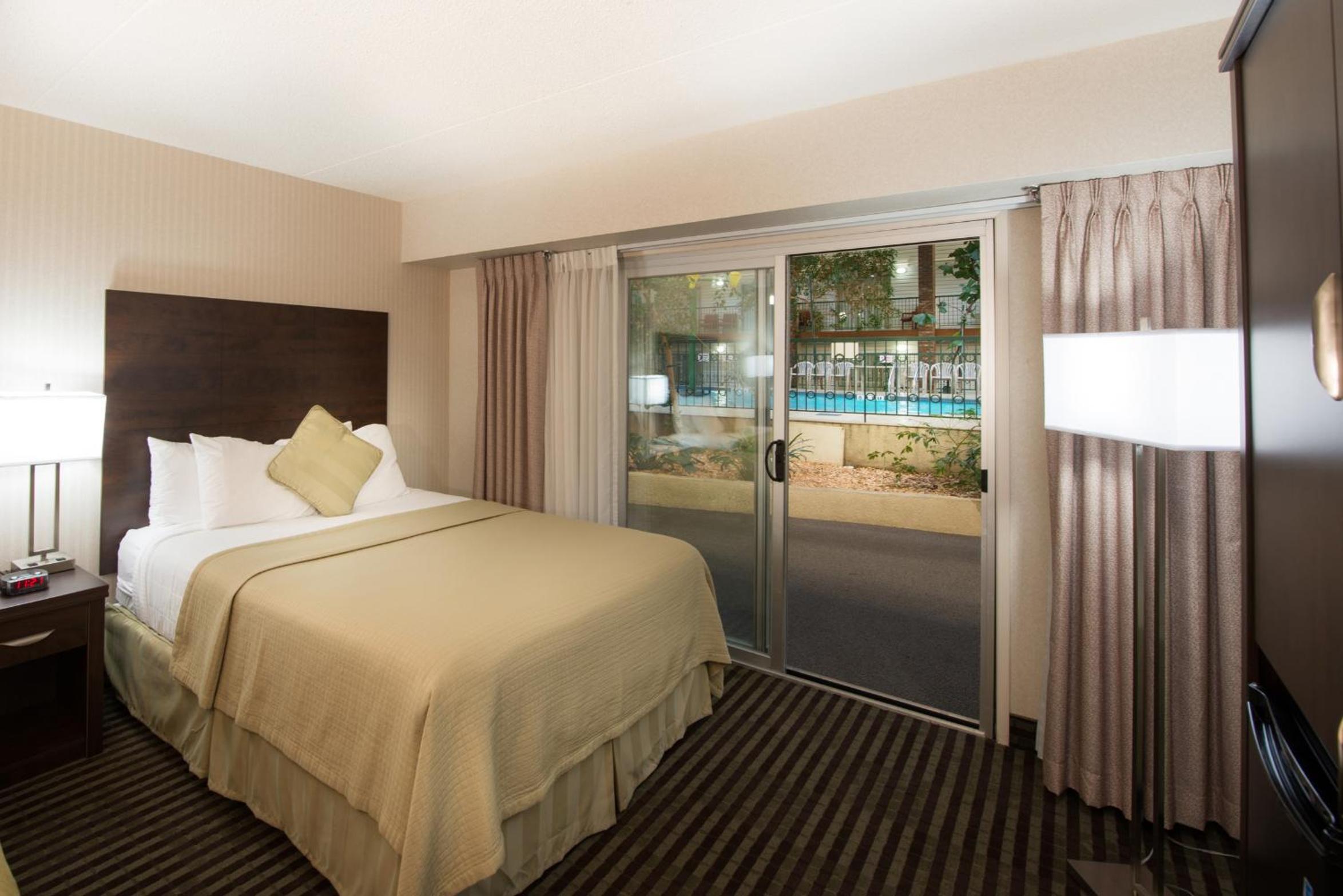 Room, 2 Queen Beds, Pool Side