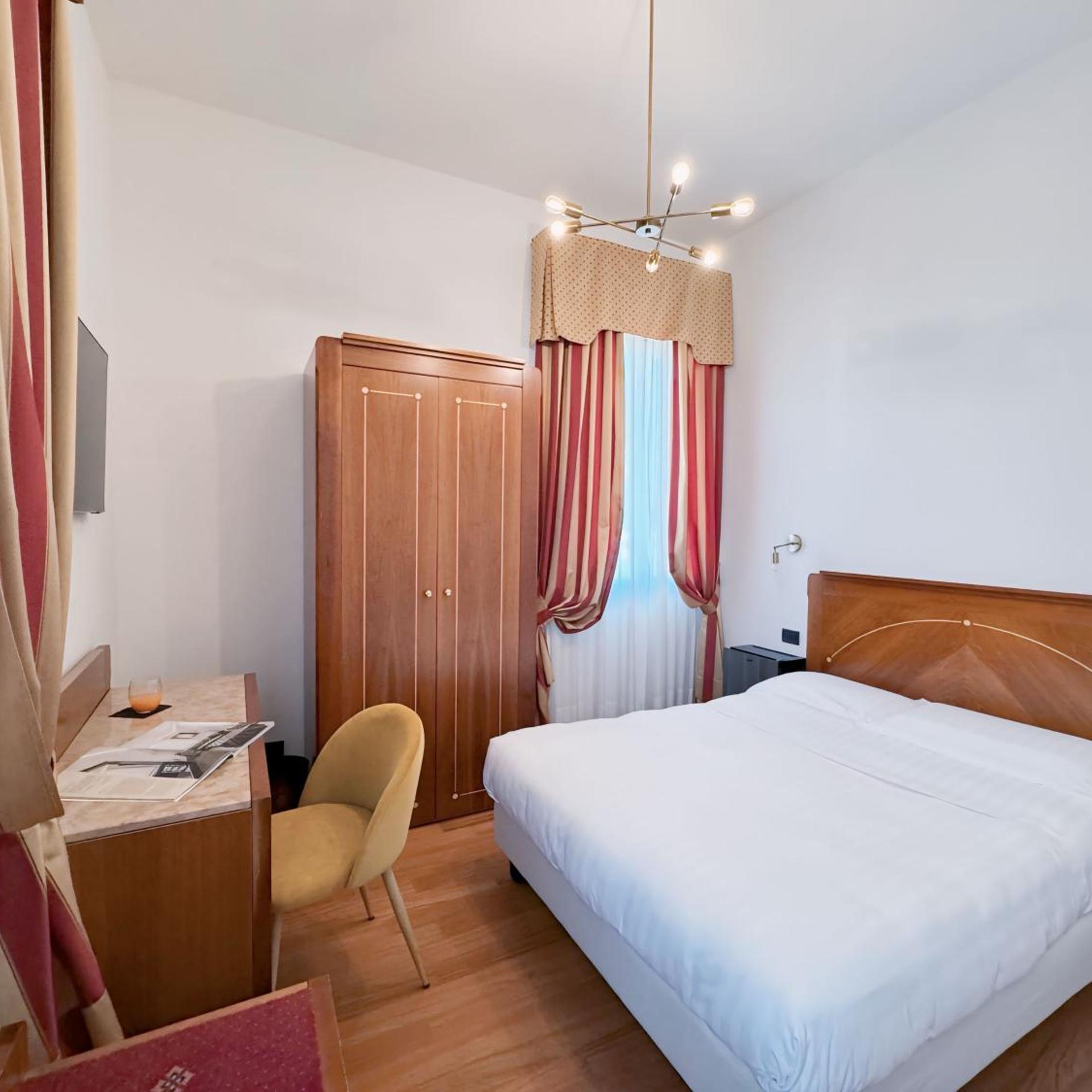 Room, French Bed